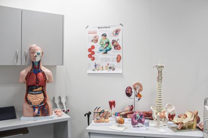 Schulungsraum der Pflegeschule mit Ansichtsmodellen von menschlichen Organen und dem menschlichen Körper