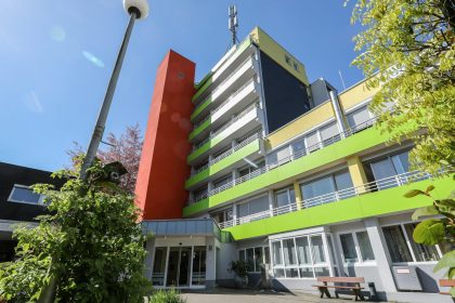 Außenaufnahme des Gebäudes des Hermann-Josef-Altenheims