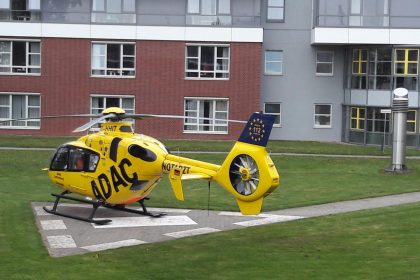 Gelbfarbener Notarzt/ADAC Hubschrauber auf einem dafür geeigneten Landeplatz stehend vor dem Hermann-Josef-Krankenhaus Erkelenz