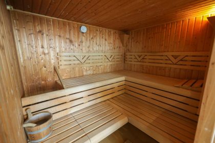 Impression der Sauna im Hermann-Josef-Altenheim. Innenansicht der Sau mit Sitzebenen