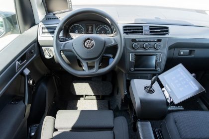 Innenansicht eines großräumigen, barrierefreien VW Caddy Cockpit