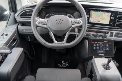 Nahansicht/Innenaufnahme des VW-T6.1 Cockpit, barrierefrei eingerichtet und ausgestattet, mit Navigation, Touchsteuerung